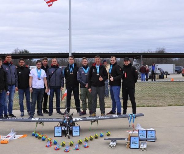 Studenten nutzen Jet Press Tannenbaumclips für Flugzeug-Wettbewerb slide 2
